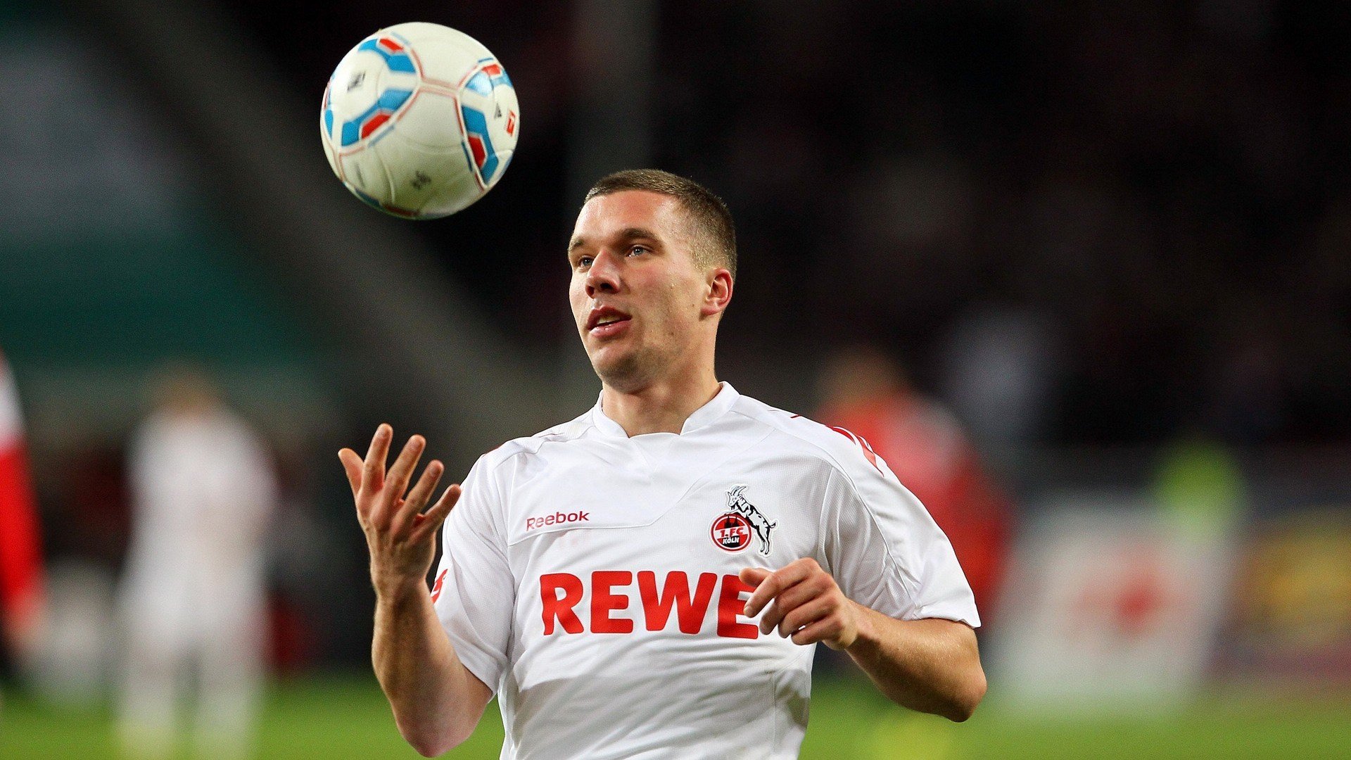 特色足球主题的场馆设计成为城市景观的重要组成部分,创意足球场馆